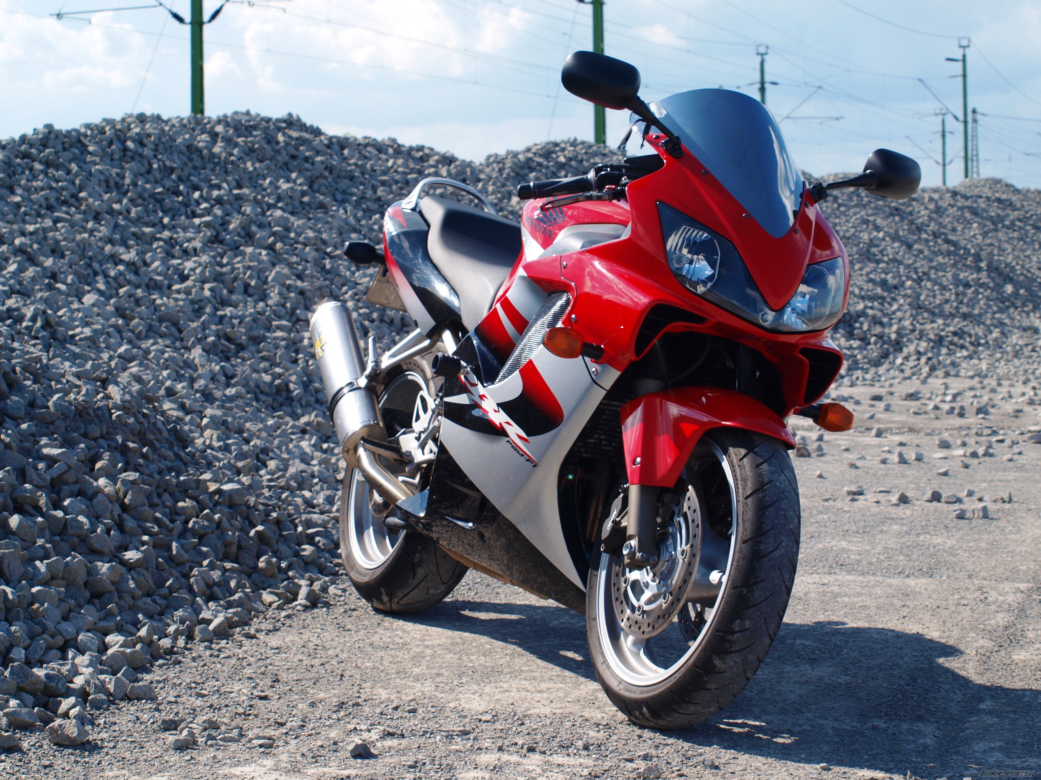 Обзор мотоцикла Honda CBR 600 F4 Razborka32