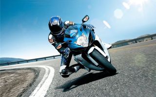 Как безопасно повернуть на скорости на мотоцикле