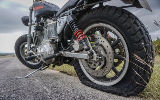 Прокол шины мотоцикла на дороге. Что делать? Как отремонтировать?