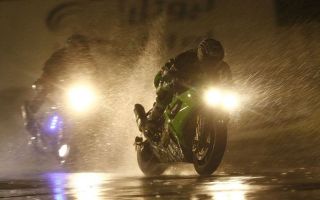 Как безопасно ездить на мотоцикле в дождь?