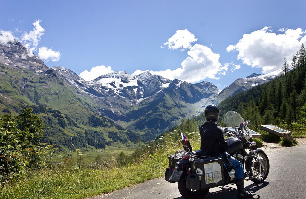 Путешествуют на мотоциклах. Норвегия мотопутешествие. Мотопутешествие на Памир. Мотоцикл для путешествий. Мотоциклетный туризм.